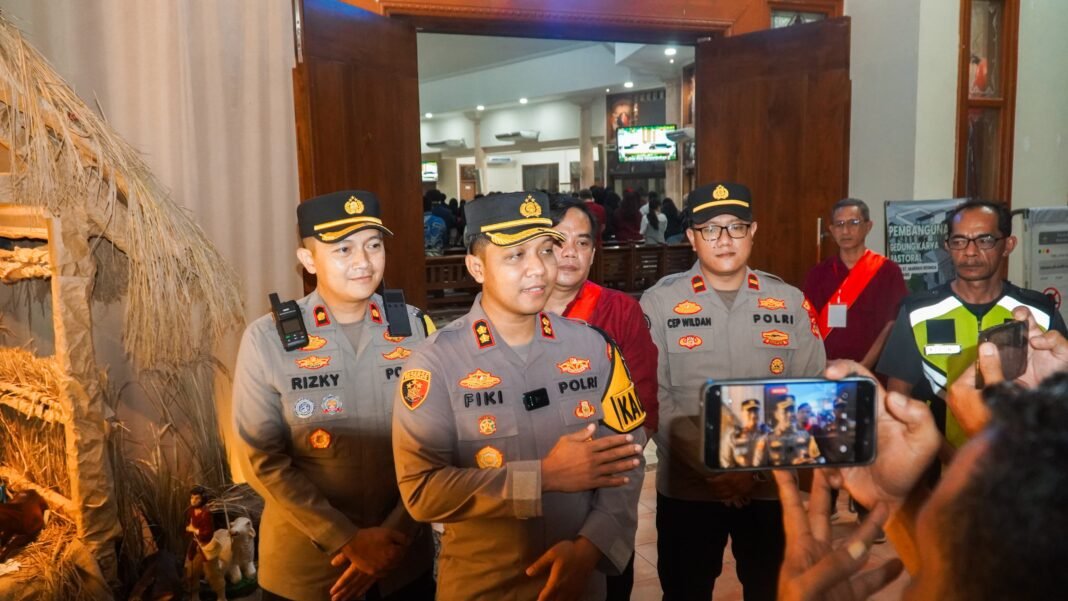 Kapolres Karawang Tinjau Pengamanan Natal di Gereja Santo Marinus Resinda dalam Operasi Lilin Lodaya 2025