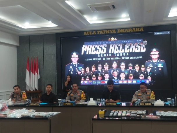 Polres Karawang Gelar Konferensi Pers Akhir Tahun 2025, Kriminalitas Turun 19 Persen 