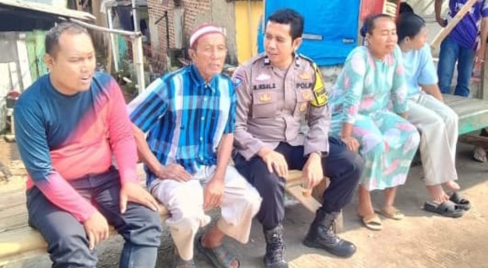 Cegah Kenakalan Remaja, Bhabinkamtibmas Polsek Klari Sambangi Warga Desa Walahar