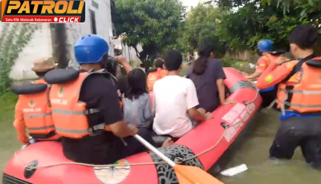 Evakuasi Warga Terdampak Banjir Luapan Sungai Citarum di Purwadana 