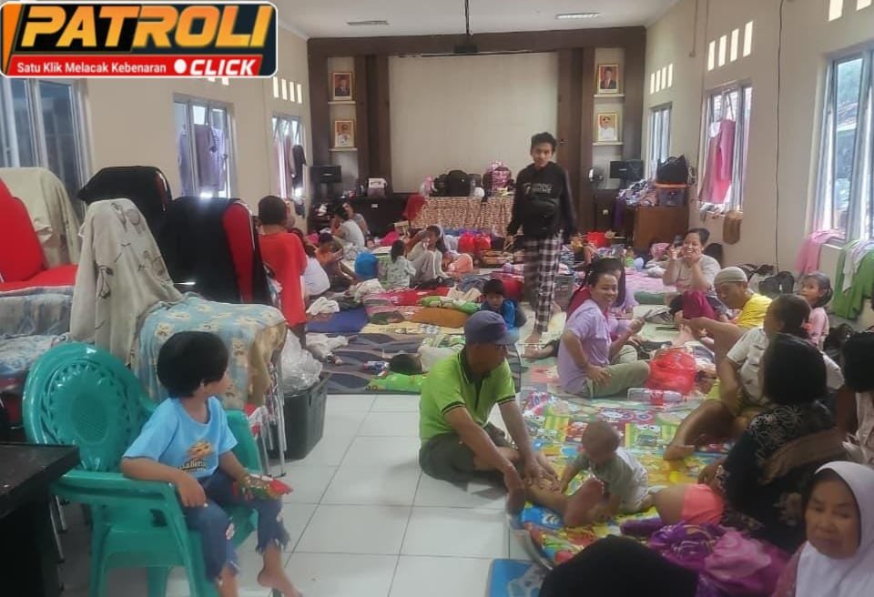 BRI Branch Office (BO) Karawang Gelar Jumat Berkah, Salurkan Bantuan Makanan untuk Warga Terdampak Banjir 