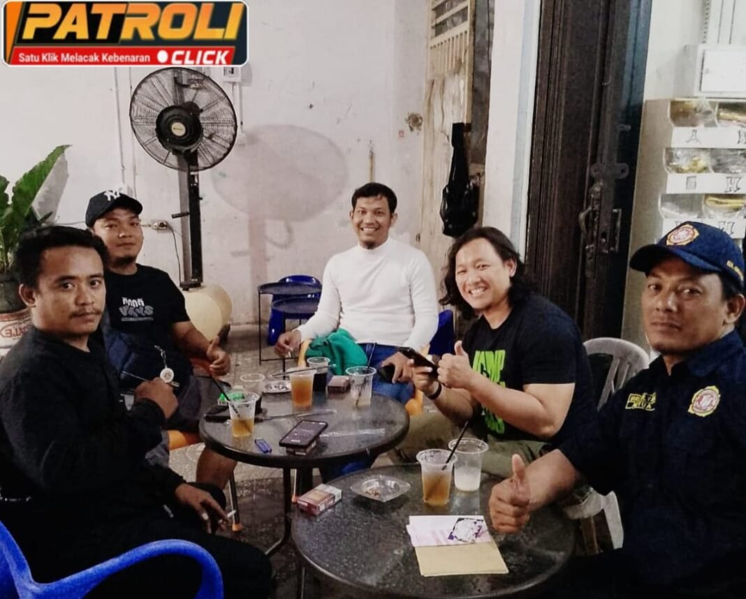 Suasana Santai Penuh Keakraban, Ketua Karang Taruna Karawang Barat Gelar Silaturahmi di Jalan Tuparev 