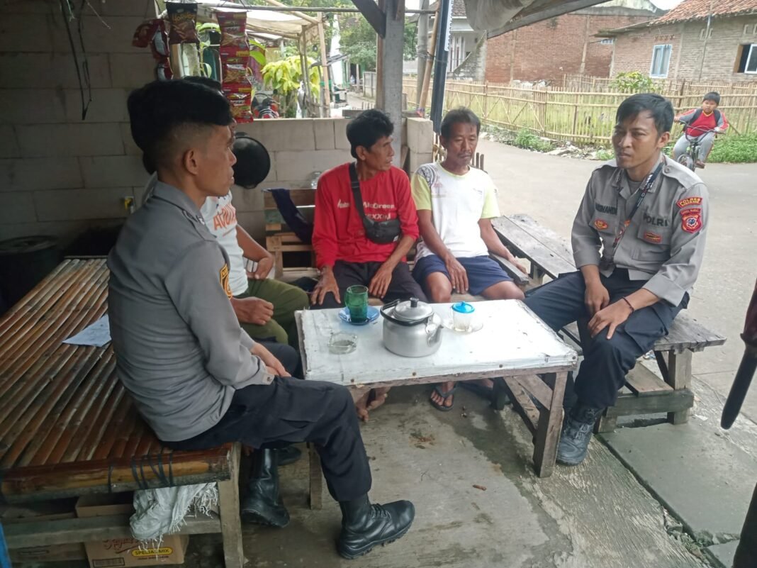 Dengarkan Saran dan Keluhan Masyarakat, Polsek Rengasdengklok Gelar Jumat Curhat Bersama Warga Desa Karyasari