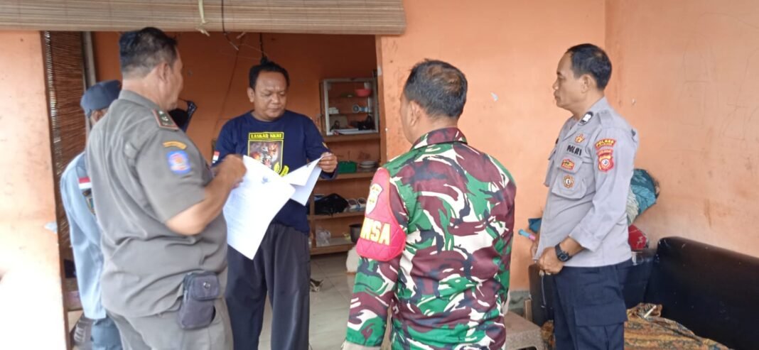 Sinergitas TNI, Polri, Babinsa dan Bhabinkamtibmas, Dampingi Satpol PP Berikan Himbauan Kepada Pemilik Diduga Warung Renang-remang