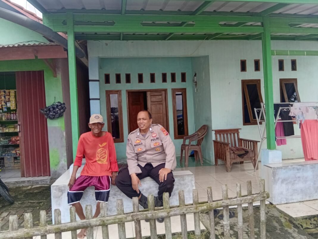 Jalin Silaturrahmi, Bhabinkamtibmas Sambangi Warga Desa Binaan Dusun Ciligur Desa Sindangmukti