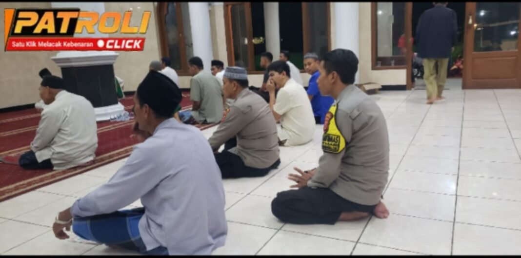 Laksanakan Tarawih Bersama Warga, Personil Polsek Rengasdengklok Sampaikan Pesan Kamtibmas