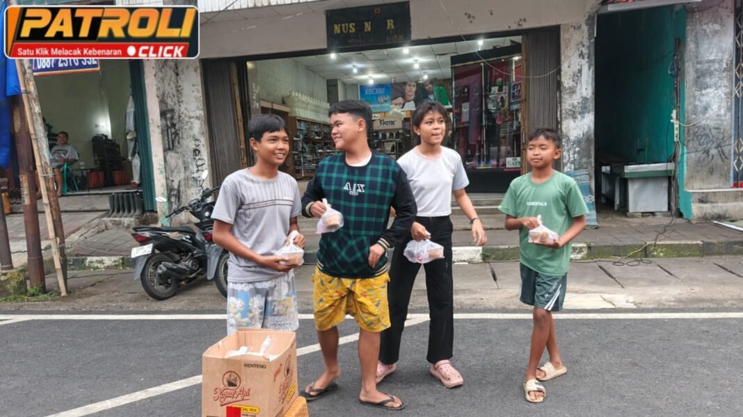 Keluarga Besar Mamah Anne Berbagi Takjil untuk Pengguna Jalan Tuparev