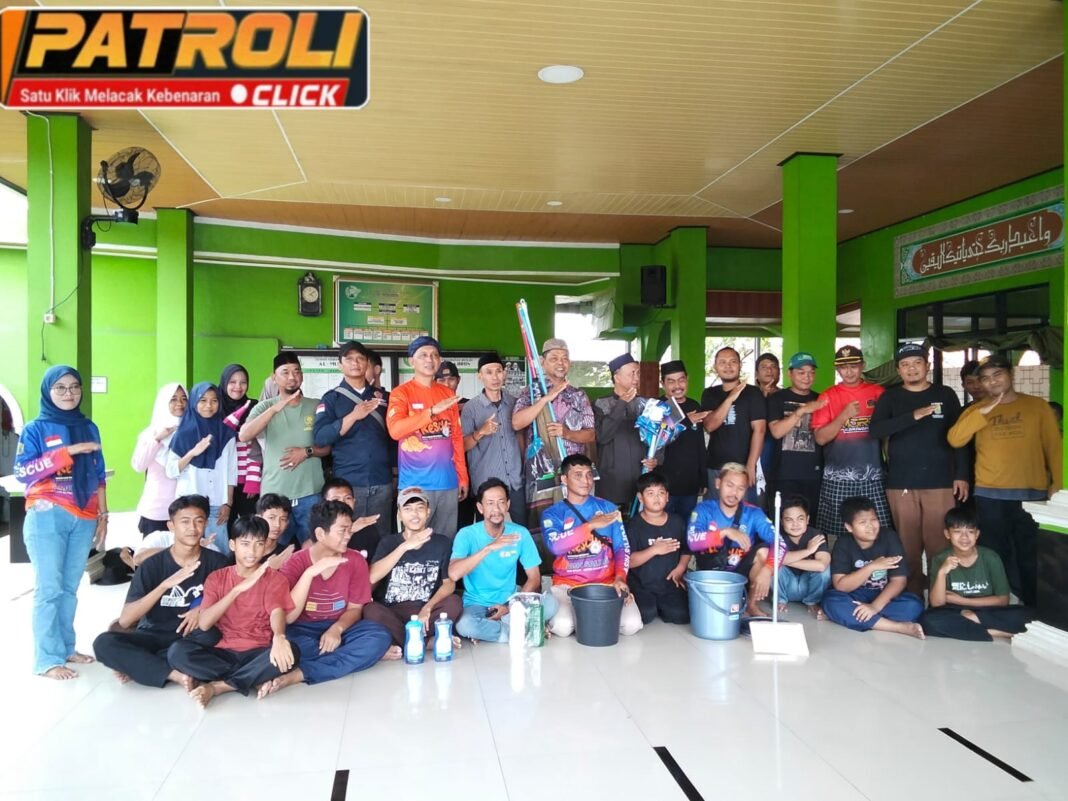 Kolaborasi Karang Taruna dan DKM, Masjid Al-Muhajirin Kini Lebih Bersih dan Nyaman 