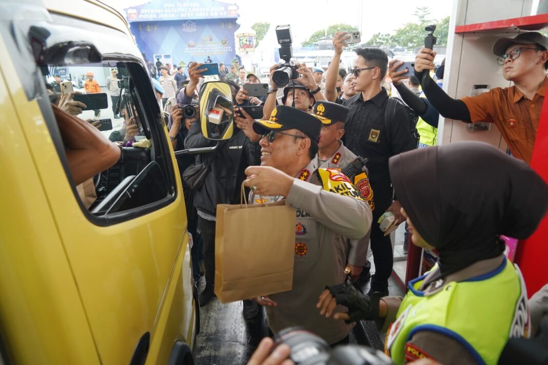 Polwan dan Wanita TNI Bagikan Sembako untuk Pemudik di KM 57 Tol Jakarta–Cikampek, Wakapolri Turun Menyapa