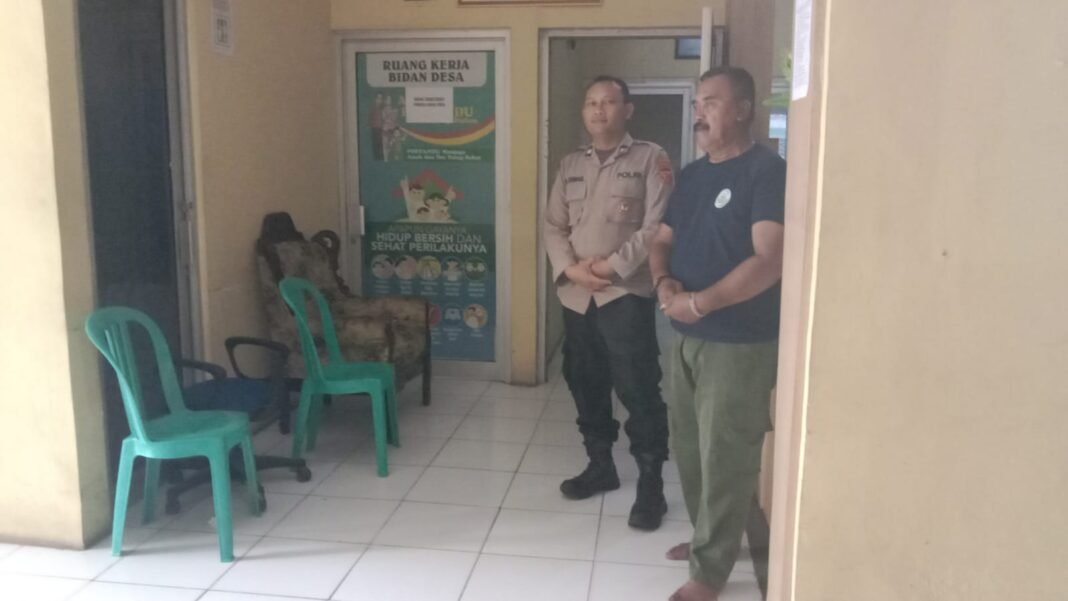 Bhabinkamtibmas Polsek Telagasari Sebar Layanan Pengaduan Darurat Antisipasi Gukamtibmas