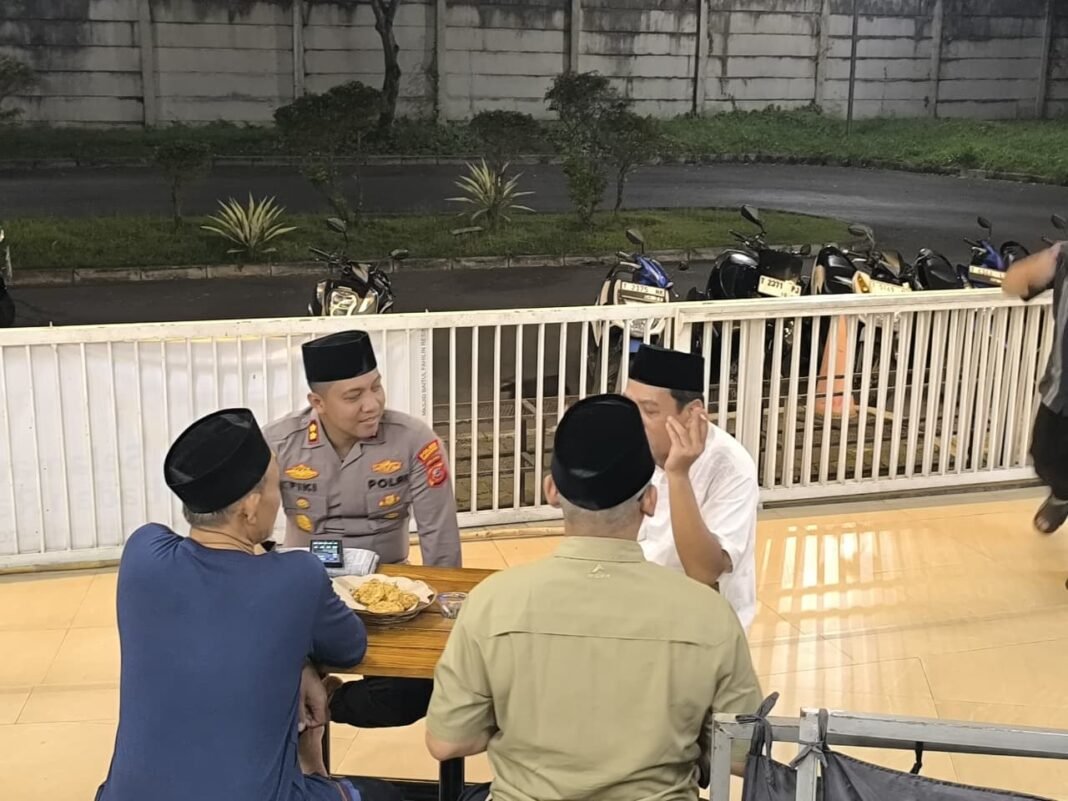 Kapolres Karawang Sambangi Jemaah Masjid Baitul Falihin, Perkuat Sinergi Jaga Kamtibmas