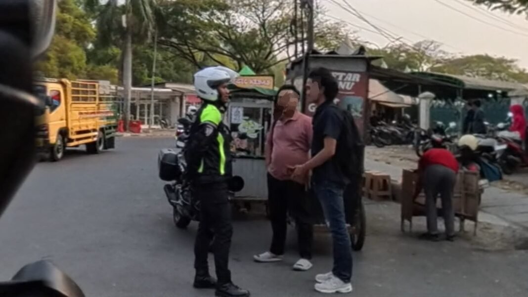 Satlantas Polresta Karawang Edukasi Pengendara Motor soal Keselamatan dan Kedisiplinan Berlalu Lintas