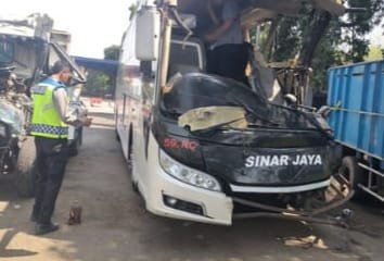 Kecelakaan di Tol Jakarta-Cikampek Km 66 Karawang, Bus Sinarjaya Tabrak Truk Hino, 9 Orang Terluka